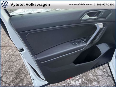 Certified 2021 Volkswagen Tiguan SE w/ Panoramic Sunroof Package image 17
