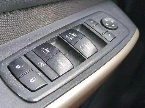 Used 2018 Jeep Cherokee Latitude w/ Cold Weather Group image 33