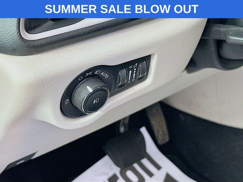 Used 2023 Chrysler Pacifica Touring-L FWD image 10