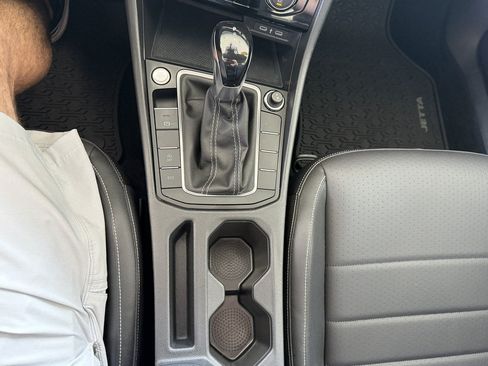Used 2024 Volkswagen Jetta SE FWD image 19