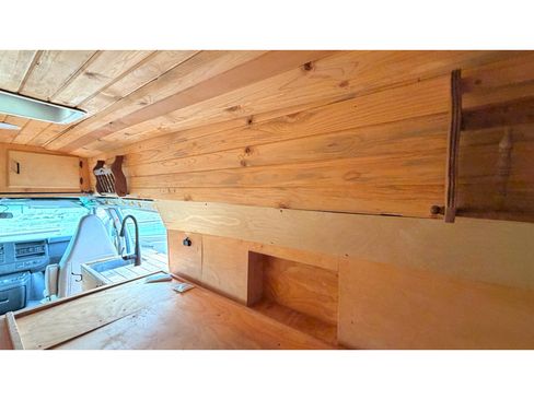 Used 2017 Chevrolet Express 2500 Extended RWD image 18