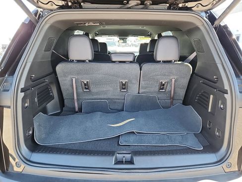 Used 2025 Chevrolet Traverse LT w/ Driver Confidence Package image 17