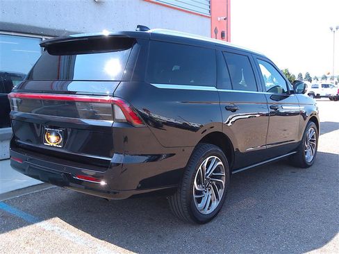 Used 2025 Lincoln Navigator Reserve AWD/4WD image 3