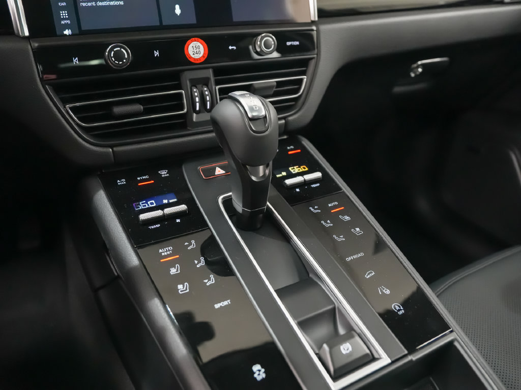 Certified 2026 Porsche Macan AWD/4WD image 32