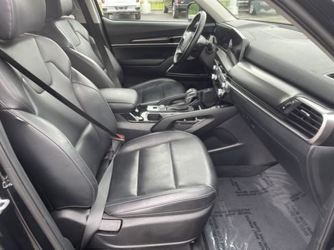 Used 2025 Kia Telluride S image 16