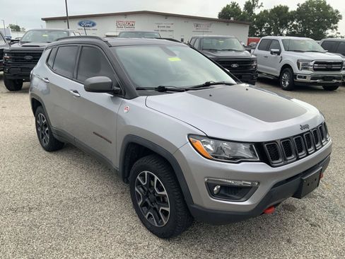 Used 2019 Jeep Compass Trailhawk AWD/4WD image 2