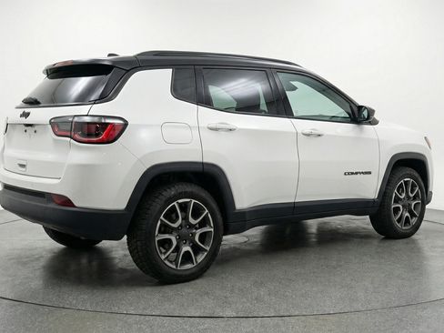 Used 2025 Jeep Compass Trailhawk w/ Trailer Tow Group AWD/4WD image 9