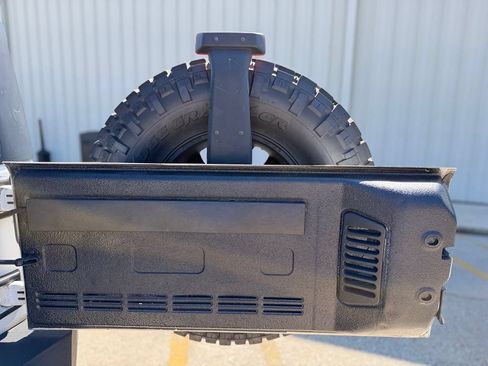 Used 2017 Jeep Wrangler Unlimited Sahara AWD/4WD image 25