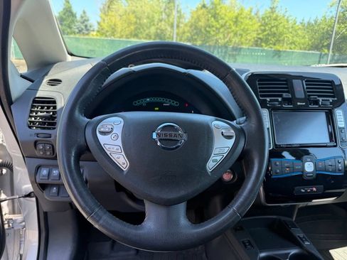 Used 2017 Nissan Leaf SV w/ Premium Package FWD image 10