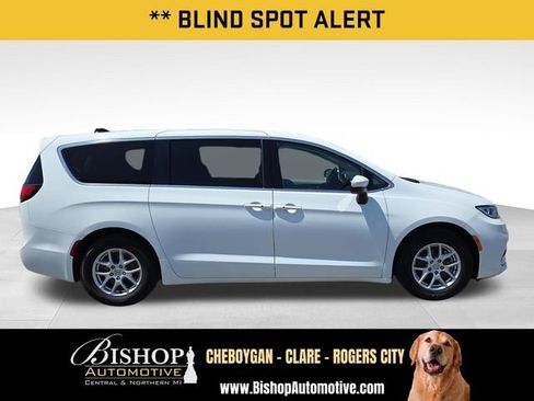 Used 2023 Chrysler Pacifica Touring-L FWD image 14