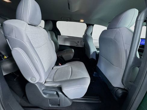 Used 2025 Toyota Sienna LE AWD/4WD image 28