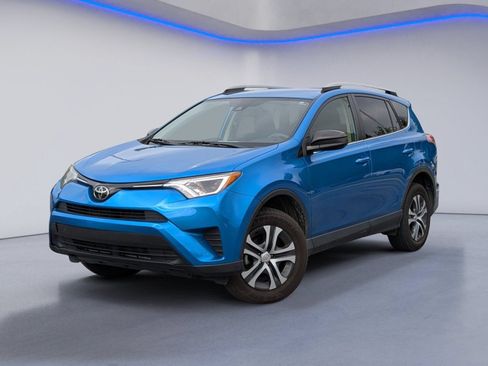 Used 2018 Toyota RAV4 LE FWD image 2