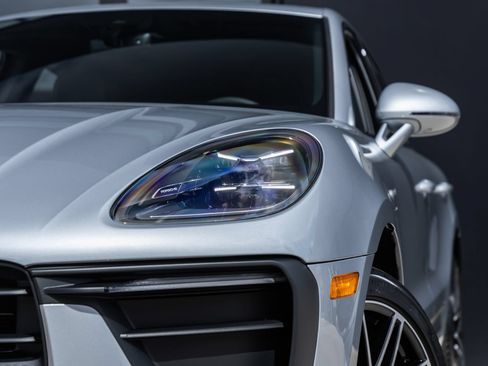 Certified 2026 Porsche Macan AWD/4WD image 17