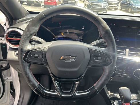 Used 2025 Chevrolet Trax RS w/ Sunroof Package FWD image 22