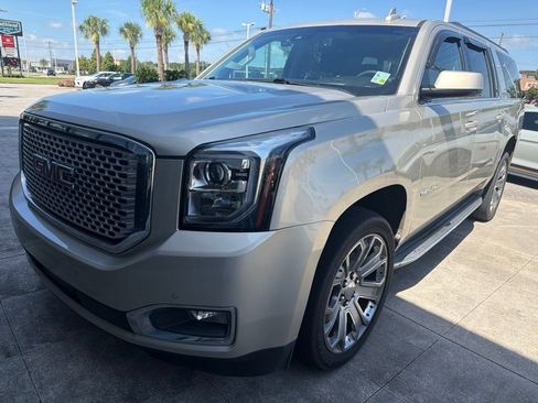 Used 2017 GMC Yukon XL SLT AWD/4WD image 1