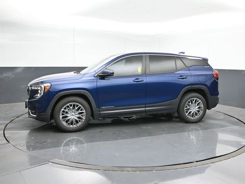 Used 2022 GMC Terrain SLE image 2
