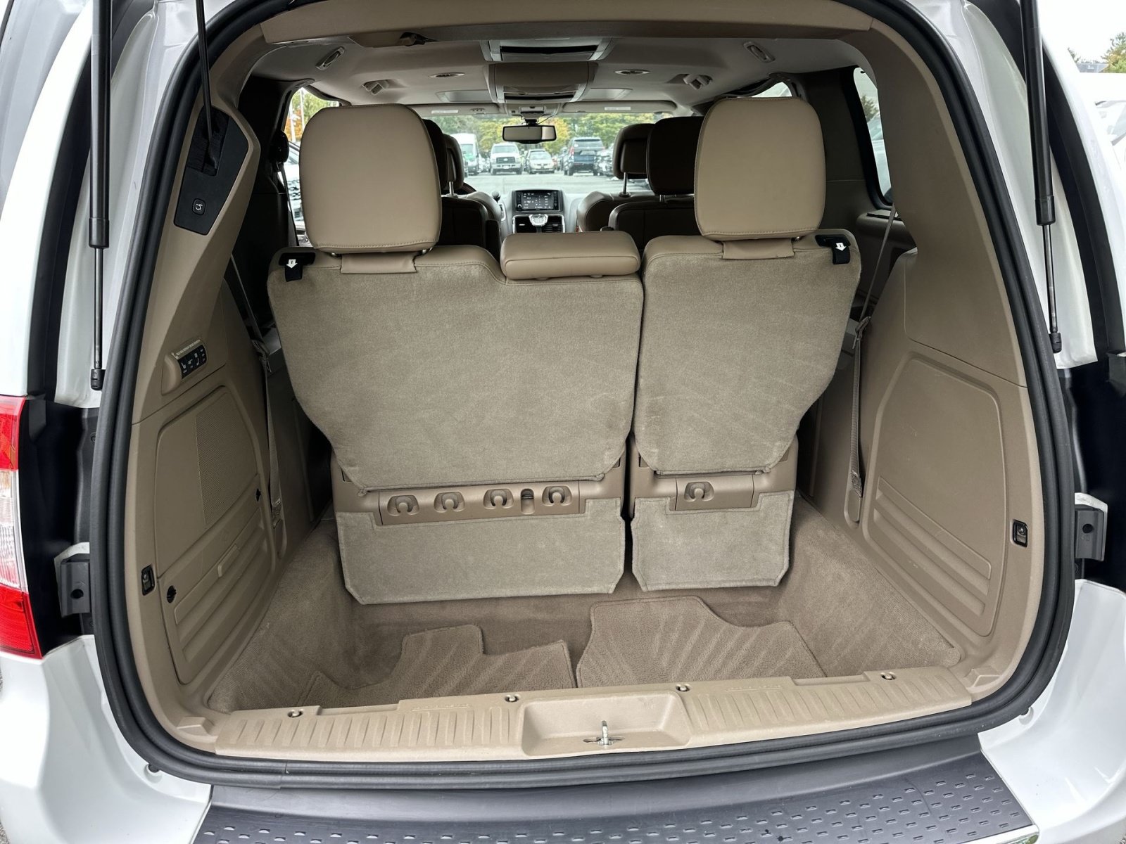 Used 2016 Chrysler Town & Country Limited Platinum FWD image 27