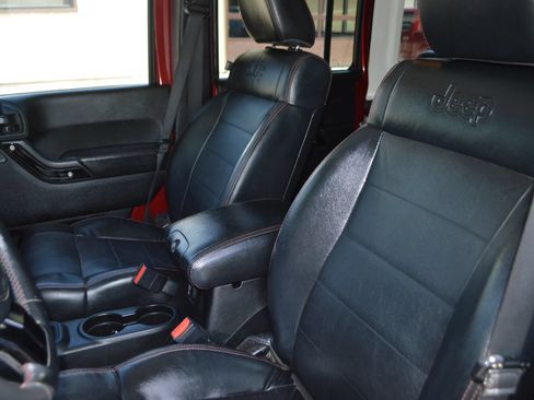 Used 2012 Jeep Wrangler Unlimited Sahara AWD/4WD image 15