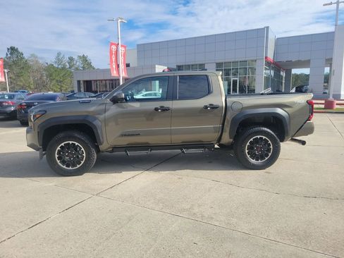 Certified 2025 Toyota Tacoma TRD Off-Road image 2