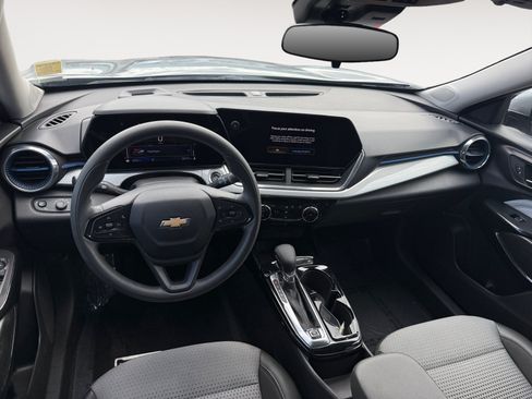 Used 2025 Chevrolet Trax LT FWD image 15
