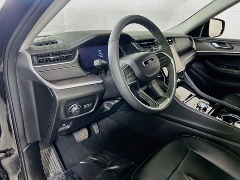 Used 2023 Jeep Grand Cherokee L Limited AWD/4WD image 9