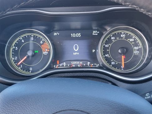 Used 2020 Jeep Cherokee Limited image 16