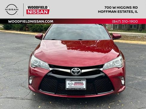 Used 2015 Toyota Camry SE w/ Moonroof Package FWD image 2