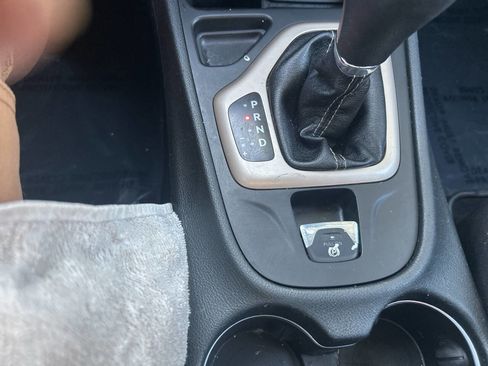 Used 2018 Jeep Cherokee Latitude w/ Altitude Package FWD image 30