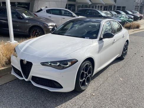 New 2025 Alfa Romeo Giulia Base image 2