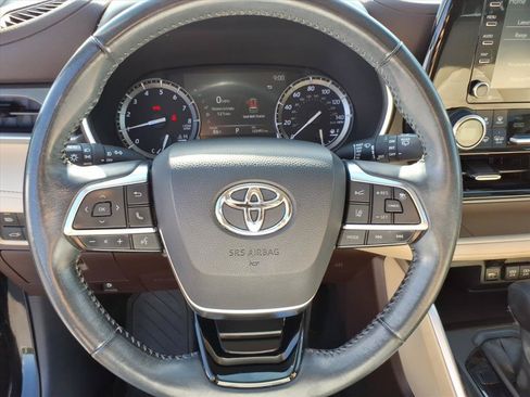 Used 2021 Toyota Highlander XLE AWD/4WD image 29