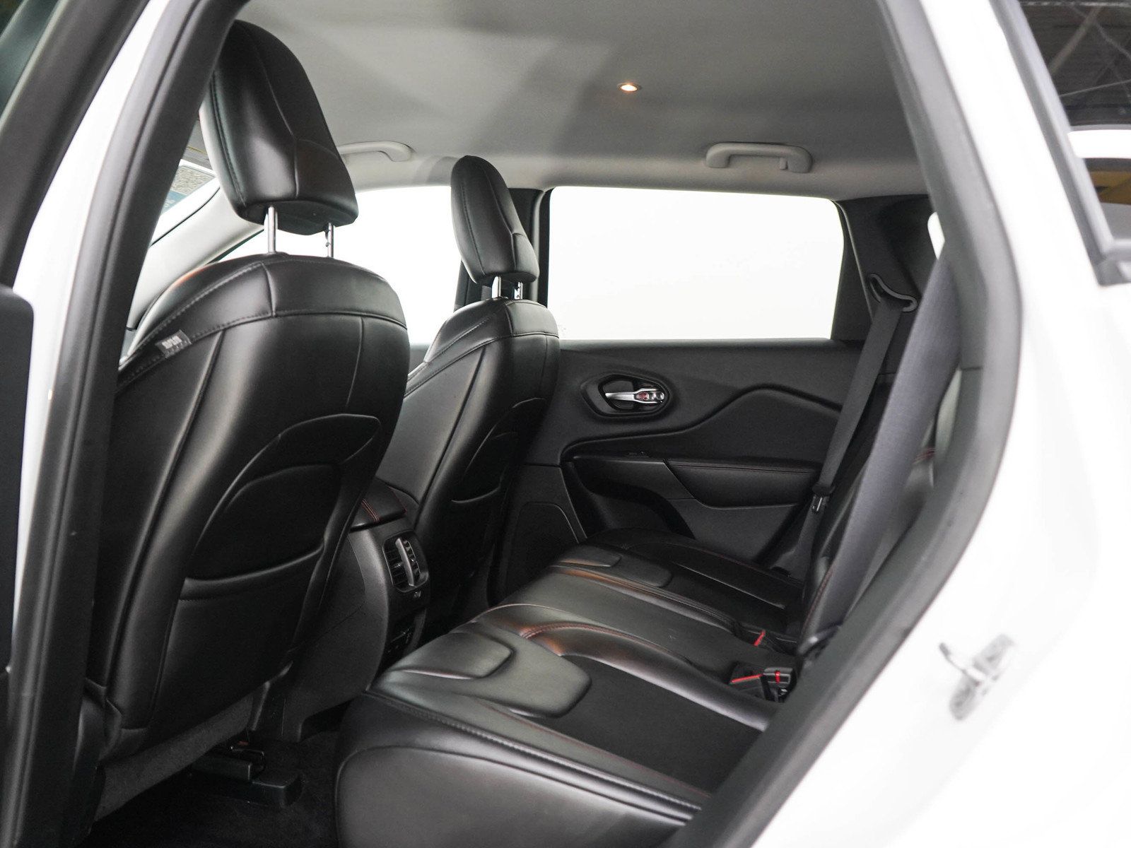 Used 2019 Jeep Cherokee Trailhawk w/ Cold Weather Group AWD/4WD image 17