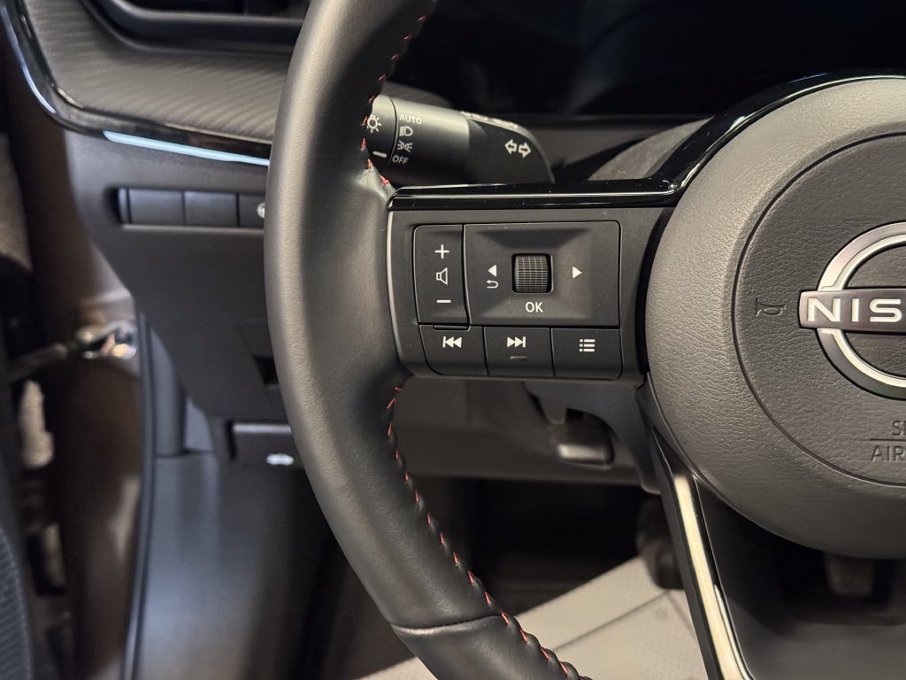 Used 2025 Nissan Kicks SR AWD/4WD image 11
