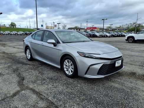 Used 2025 Toyota Camry LE FWD image 6