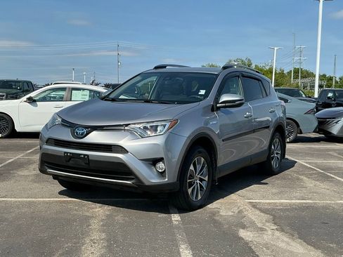 Used 2018 Toyota RAV4 XLE AWD/4WD image 11