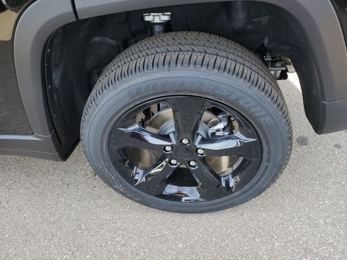 New 2025 Jeep Grand Cherokee Altitude image 5