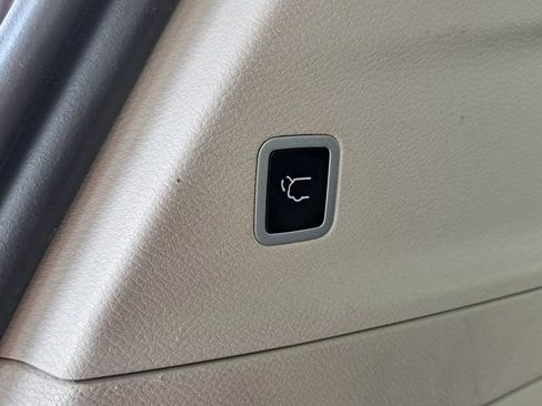 Used 2023 Chrysler Pacifica Touring-L FWD image 33