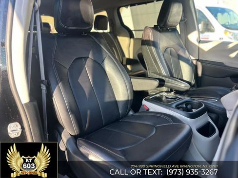 Used 2024 Chrysler Pacifica Touring-L image 32