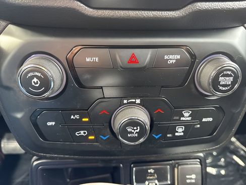 Used 2018 Jeep Renegade Latitude image 17