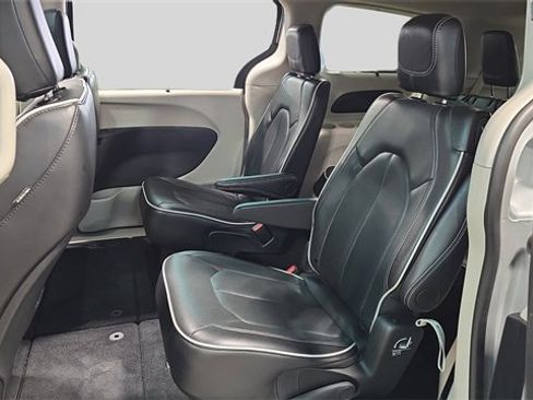 Used 2024 Chrysler Pacifica Limited image 15