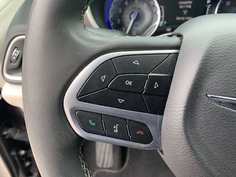 Used 2023 Chrysler Pacifica Touring-L FWD image 16