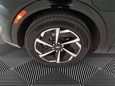 Used 2025 Chevrolet Equinox EV LT w/ Convenience Package image 9