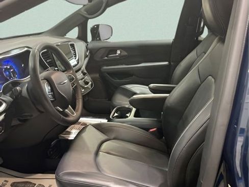 Used 2025 Chrysler Pacifica Select AWD/4WD image 17