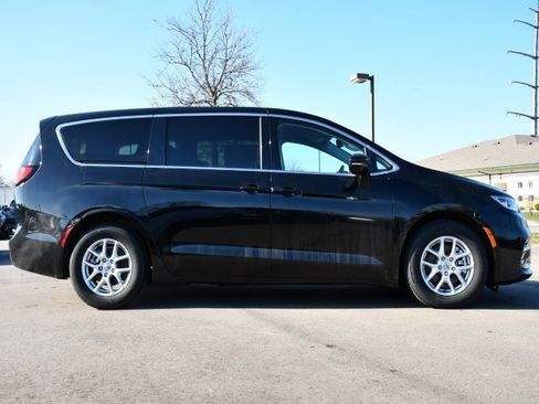 Used 2024 Chrysler Pacifica Touring-L image 8