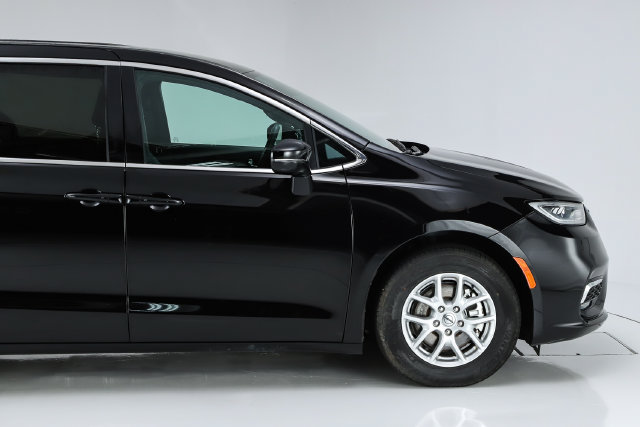 Used 2025 Chrysler Pacifica Select FWD image 16