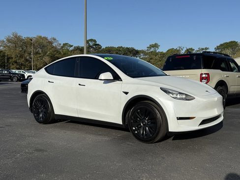 Used 2021 Tesla Model Y Standard Range image 2