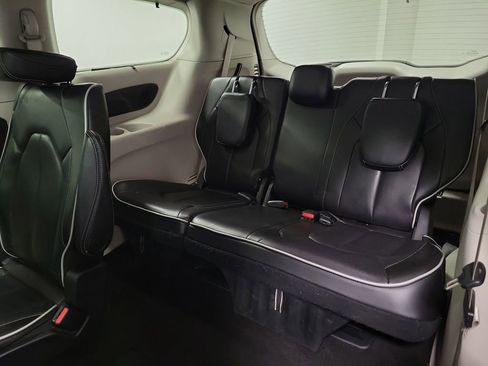 Used 2023 Chrysler Pacifica Limited FWD image 19