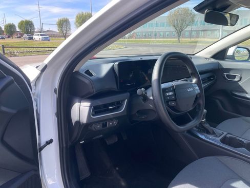 Used 2025 Kia K4 LXS image 33