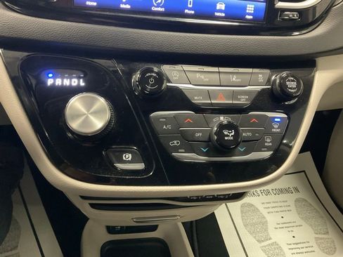Used 2023 Chrysler Pacifica Touring-L image 17