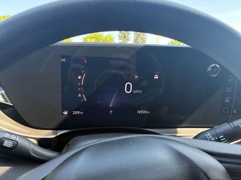 Used 2025 Buick Envista Preferred image 40