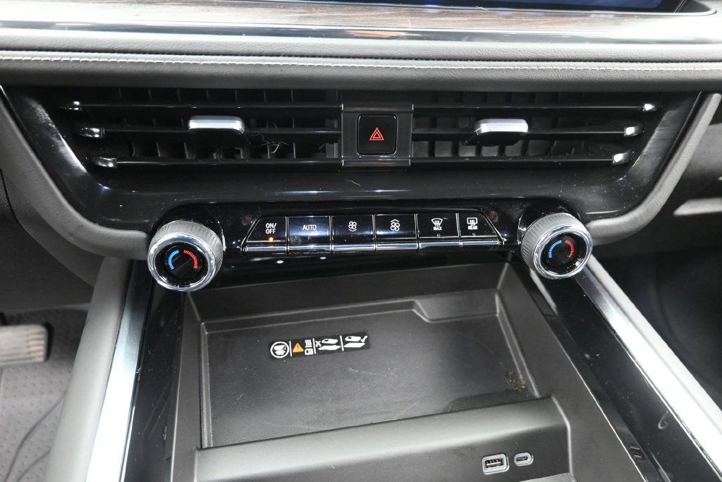 Used 2025 Chevrolet Suburban Premier AWD/4WD image 21